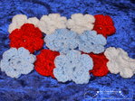 Häkelblüten – rot, weiß und blau