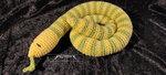 Schlange - gehäkelte Schlange in einem Gelb und Grün